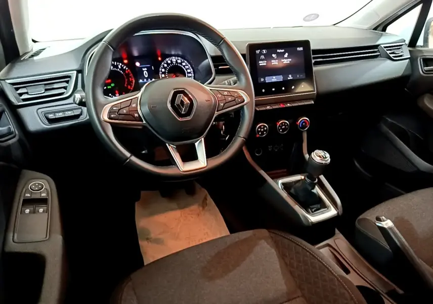 Vue intérieure avant de la Renault Clio Business blanche, volant cuir multifonctions et écran tactile central 7 pouces.