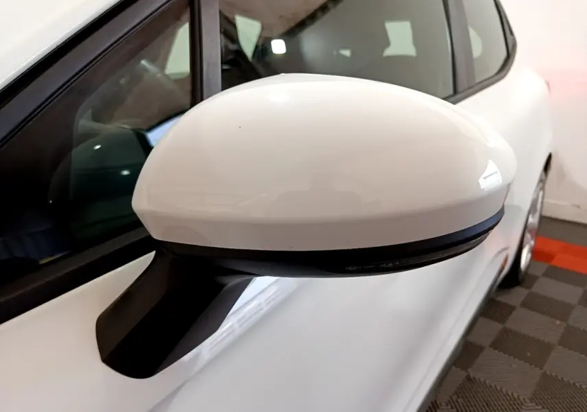 Rétroviseur droit blanc en gros plan sur Renault Clio Business 2021, vue latérale avec carrosserie blanche visible.