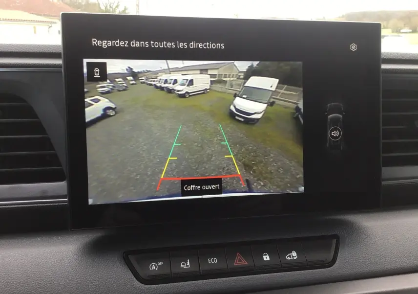 Écran de caméra de recul du Renault Master blanc 2026, vue arrière avec indication "coffre ouvert" visible sur l'écran.