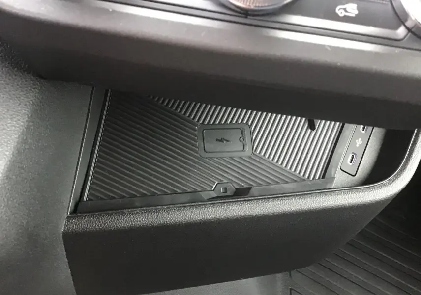 Détail de la console centrale du Renault Master L2H2, montrant le chargeur smartphone sans fil et ports USB.