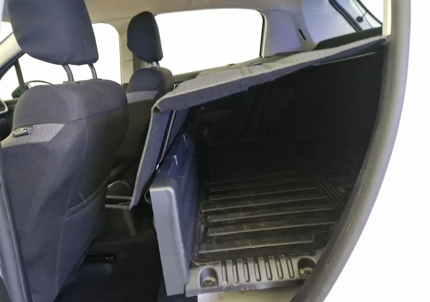 Vue intérieure côté droit du coffre utilitaire blanc Citroën C3 Société 2019 avec banquette rabattue et espace de chargement visible.