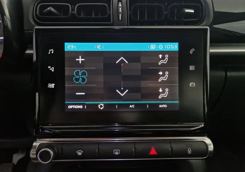 Écran tactile central de la Citroën C3 Société blanc 2019 montrant les réglages de climatisation en vue frontale.