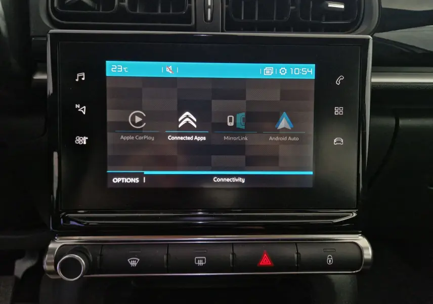 Gros plan sur l’écran tactile central du tableau de bord de la Citroën C3 Société 2019, affichant les options de connectivité.
