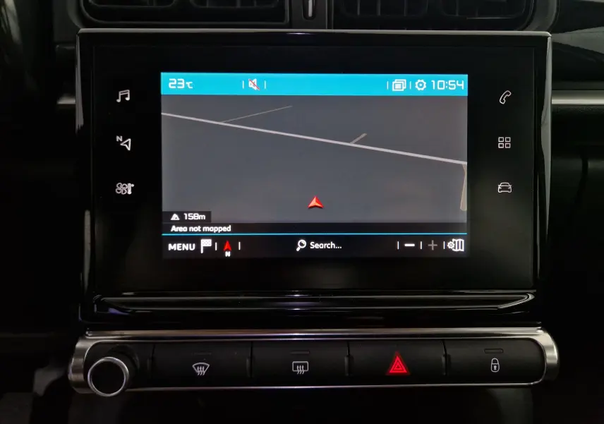 Écran tactile central du tableau de bord d'une Citroën C3 Société blanche, affichant la navigation GPS.