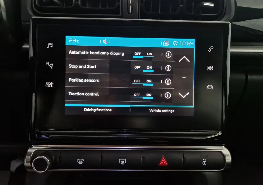 Écran tactile central de la Citroën C3 Société 2019 affichant les réglages d’aides à la conduite, vue de face.