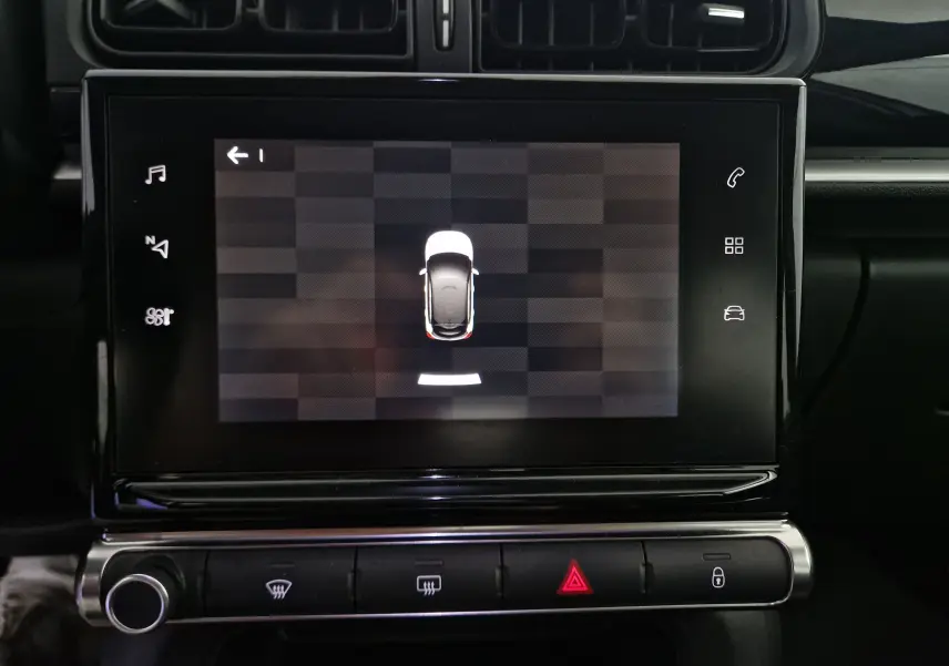 Écran central tactile de la Citroën C3 Société 2019 affichant la vue de dessus du véhicule blanc en stationnement.
