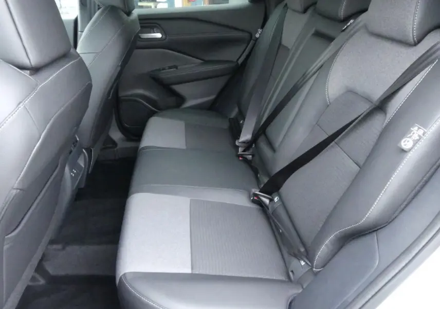 Vue latérale droite de la banquette arrière bicolore en tissu et TEP du Nissan Qashqai 1.5 e-Power 2025.