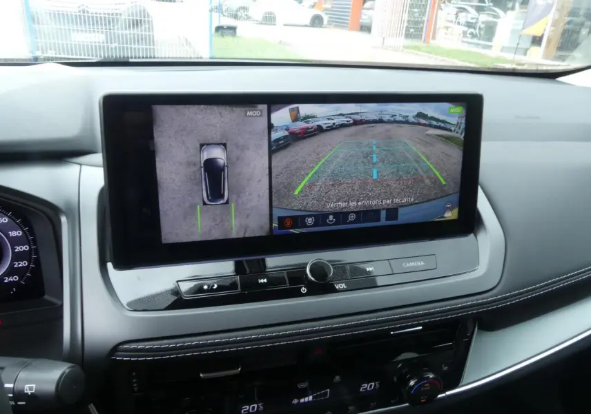 Écran tactile central affichant la caméra de recul et la vue 360° dans un Nissan Qashqai gris métallisé 2025.
