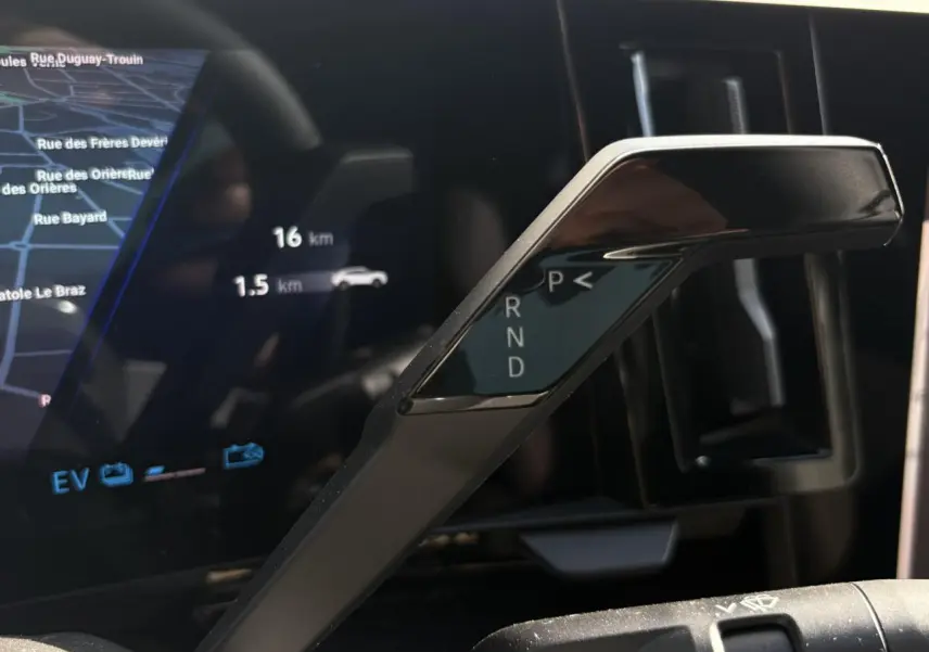 Le levier de vitesses automatique noir du Renault Rafale E-Tech, avec affichage digital en arrière-plan.
