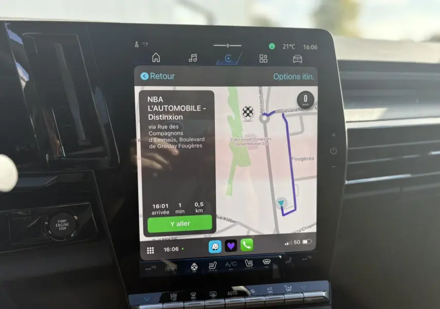 Écran tactile central du Renault Rafale E-Tech gris schiste affichant la navigation GPS et commandes climatisation.
