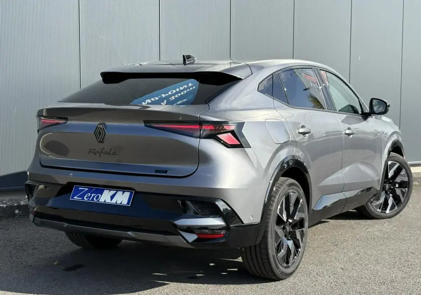 Vue 3/4 arrière droit d'un Renault Rafale gris schiste avec feux arrière LED et jantes alliage noires.
