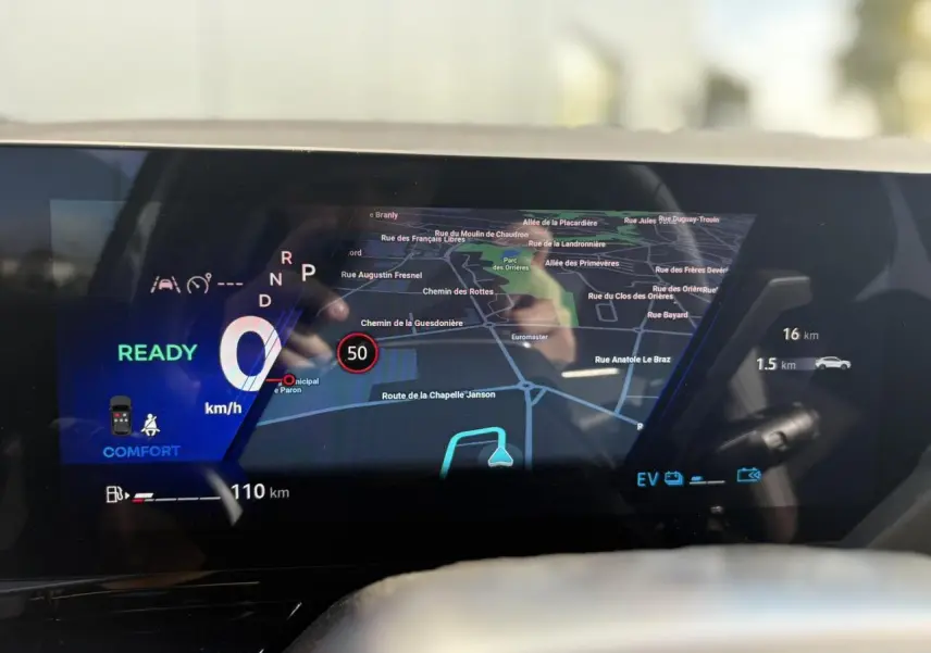 Tableau de bord numérique du Renault Rafale E-Tech 2025 affichant la navigation et l'état du véhicule en mode confort.