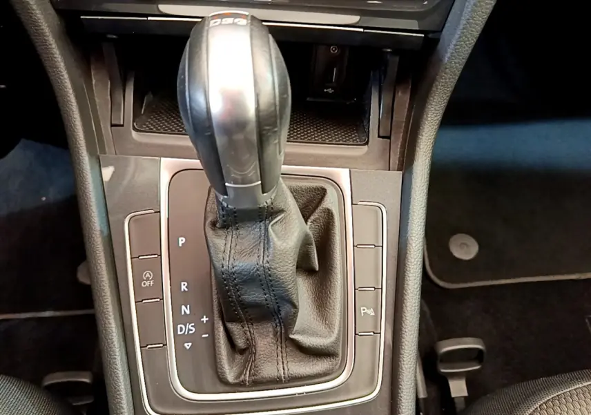 Gros plan sur le levier de vitesses automatique DSG7 en cuir noir de la Volkswagen Golf gris clair 2019.