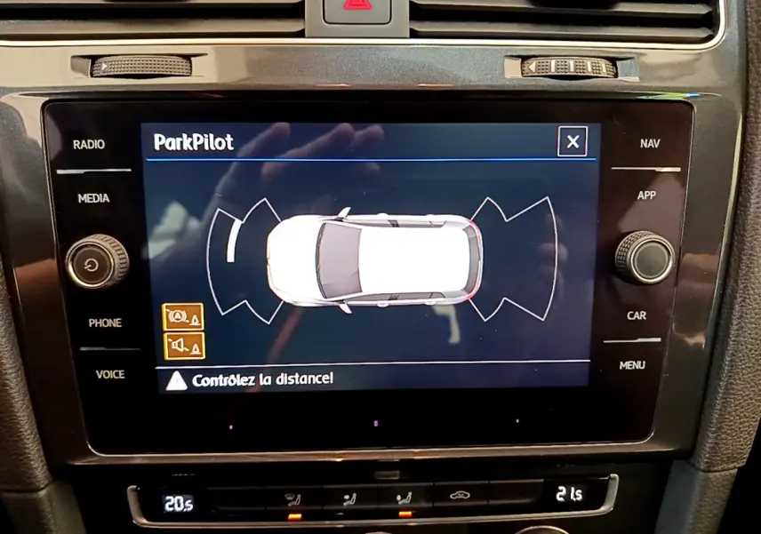 Écran tactile central affichant le système ParkPilot de la Volkswagen Golf 1.6 TDI 2019 en vue de dessus du véhicule blanc.