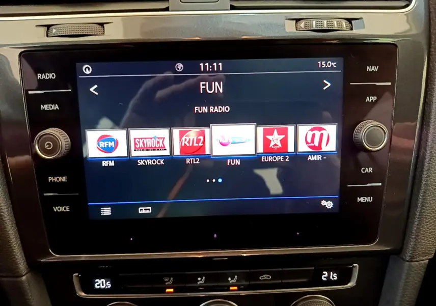 Écran tactile central affichant les stations radio dans l'habitacle d'une Volkswagen Golf gris clair 2019.