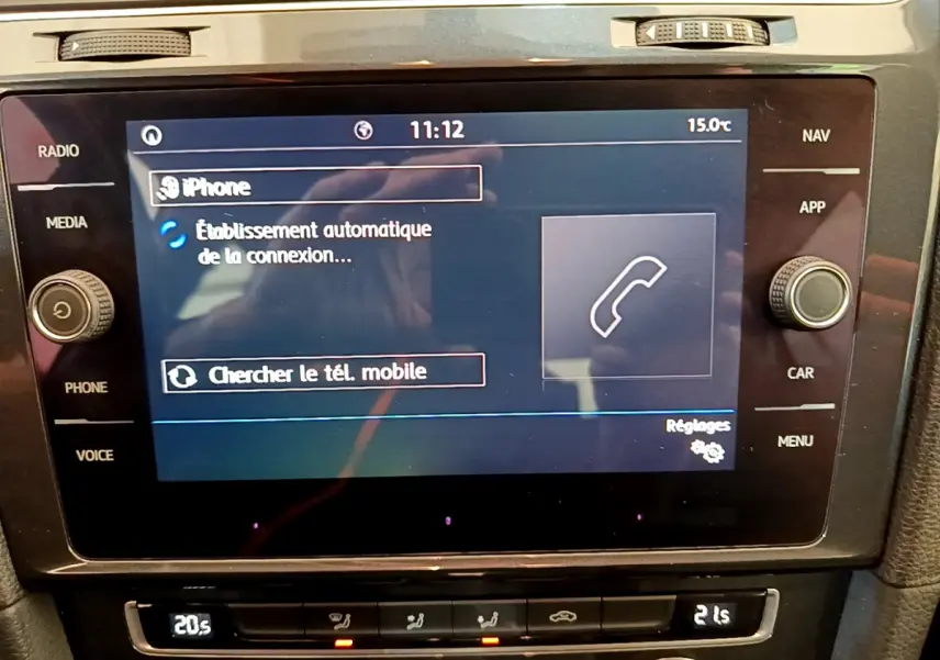 Écran tactile central de la Volkswagen Golf 1.6 TDI 2019 affichant la connexion Bluetooth en cours.