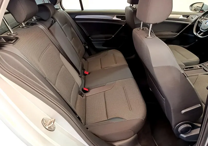Vue intérieure côté gauche sur les sièges arrière gris foncé d'une Volkswagen Golf 1.6 TDI 2019 gris clair