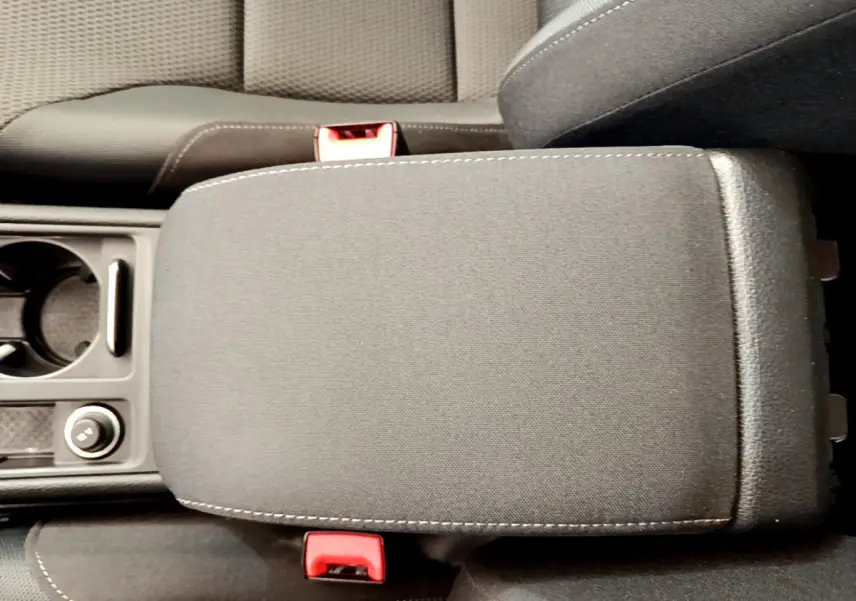 Vue plongeante sur l'accoudoir central noir et les sièges tissu gris foncé de la Volkswagen Golf 1.6 TDI 2019 Confort Business