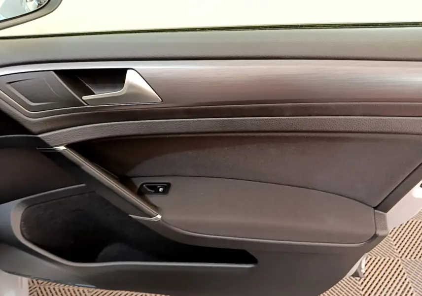 Panneau de porte intérieur côté droit noir avec insert bois sur Volkswagen Golf 1.6 TDI 2019