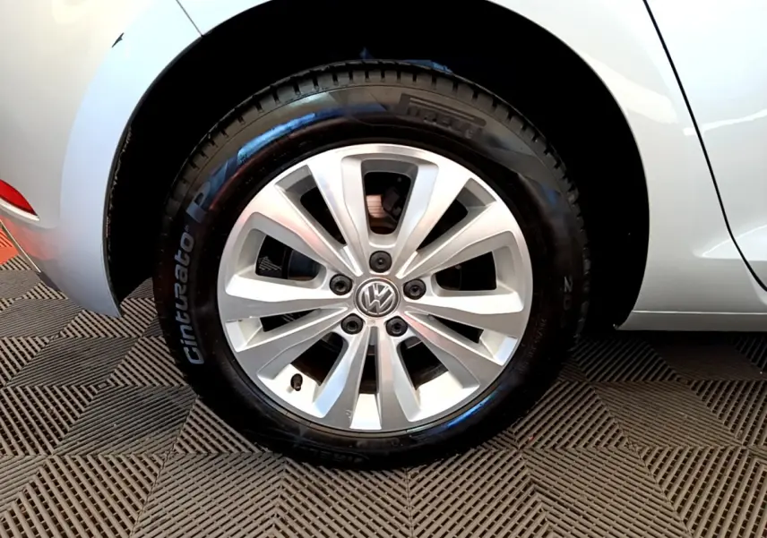 Gros plan sur la roue arrière droite gris clair d'une Volkswagen Golf 1.6 TDI 115 DSG7 avec jante alliage et logo VW.