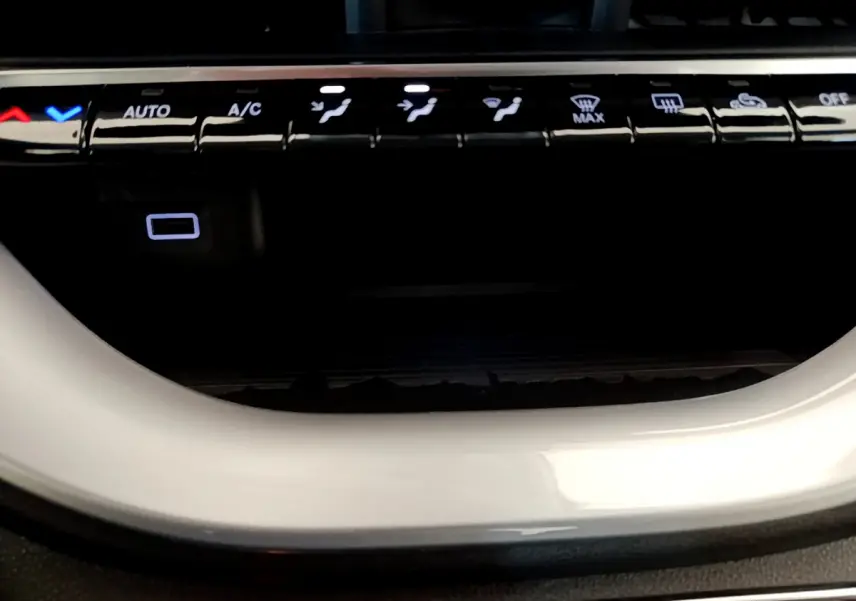 Gros plan sur les commandes de climatisation et la console blanche brillante de la FIAT 500 électrique 42kWh Icône.