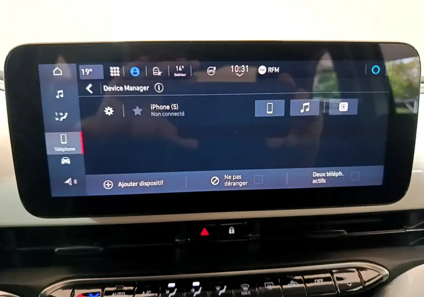 Écran tactile central affichant la gestion des appareils connectés dans l'habitacle blanc du Fiat 500 électrique 2022.