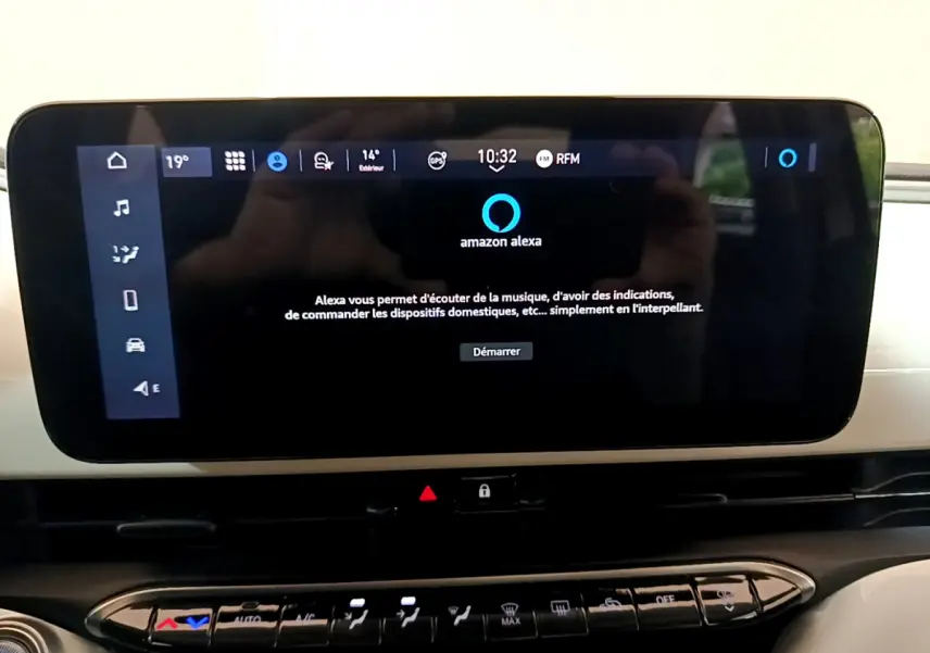 Écran tactile central de 25,9 cm affichant Amazon Alexa dans l'habitacle blanc d'une Fiat 500 électrique.