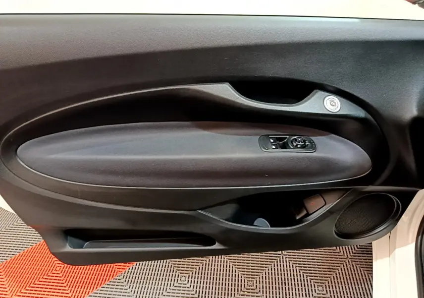 Vue rapprochée de la porte côté gauche noire avec commandes électriques sur une Fiat 500 blanche 42kWh Icône 2022.