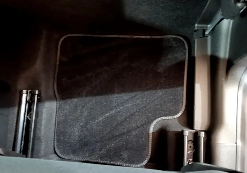 Tapis de sol noir côté conducteur de la Fiat 500 électrique blanche 42kWh Icône, vue intérieure basse.