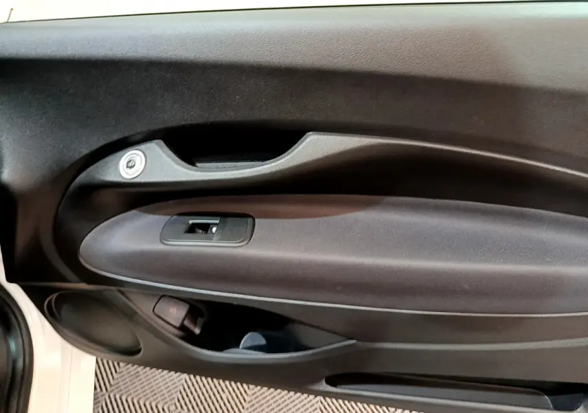 Détail de la porte côté gauche noire du FIAT 500 42kWh Icône blanc, avec poignée et commande de vitre.