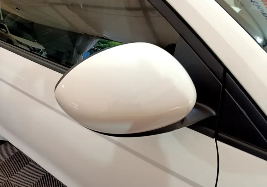 Rétroviseur blanc côté gauche en gros plan sur FIAT 500 42kWh Icône électrique 2022 vue latérale