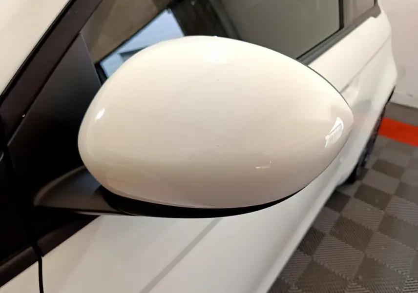 Rétroviseur côté gauche blanc brillant de la FIAT 500 42kWh Icône électrique 2022, vue rapprochée sur fond intérieur.