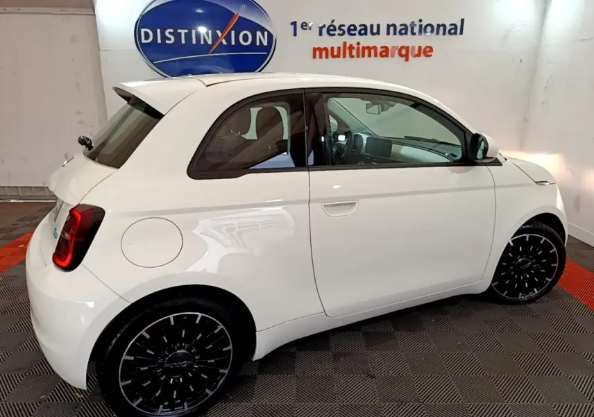 Profil droit d'une Fiat 500 électrique blanche 42kWh Icône 2022, avec jantes noires et vitres teintées.
