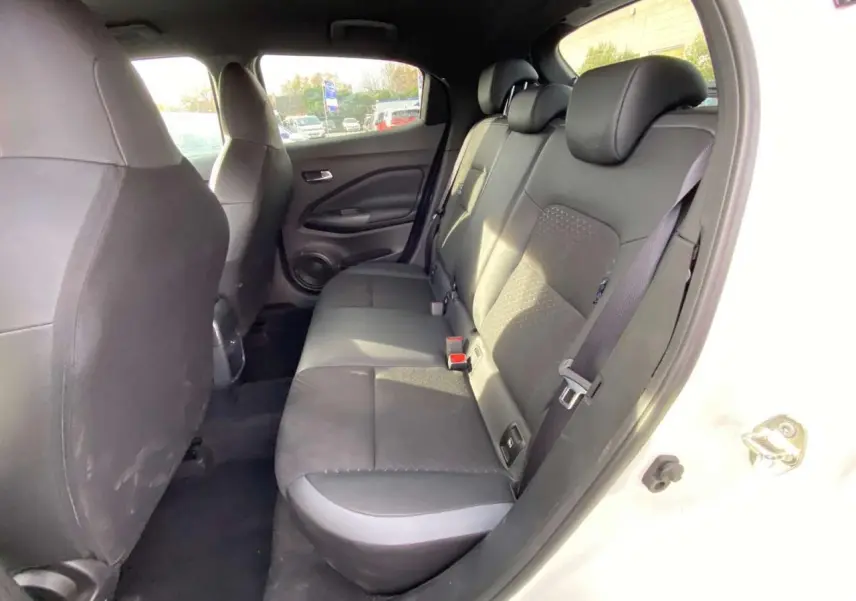 Vue intérieure côté droit sur les sièges arrière noirs du Nissan Juke blanc perle 2024, finition N-Connecta.