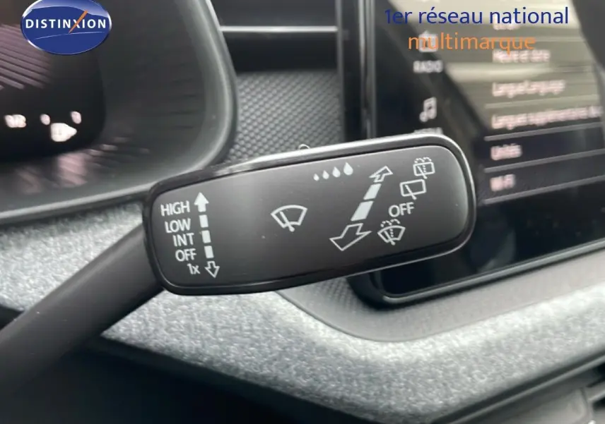 Gros plan sur la commande des essuie-glaces du Skoda Kamiq 2025, intérieur gris graphite métal avec écran tactile en arrière-plan.