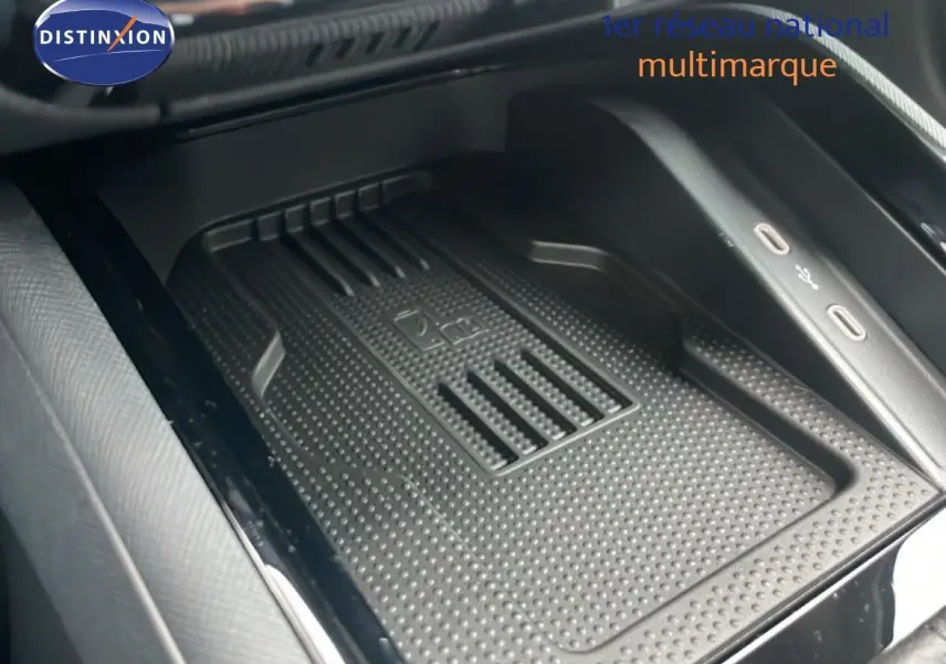 Gros plan sur le compartiment de recharge sans fil avec ports USB-C dans l'habitacle du Skoda Kamiq gris graphite 2025.