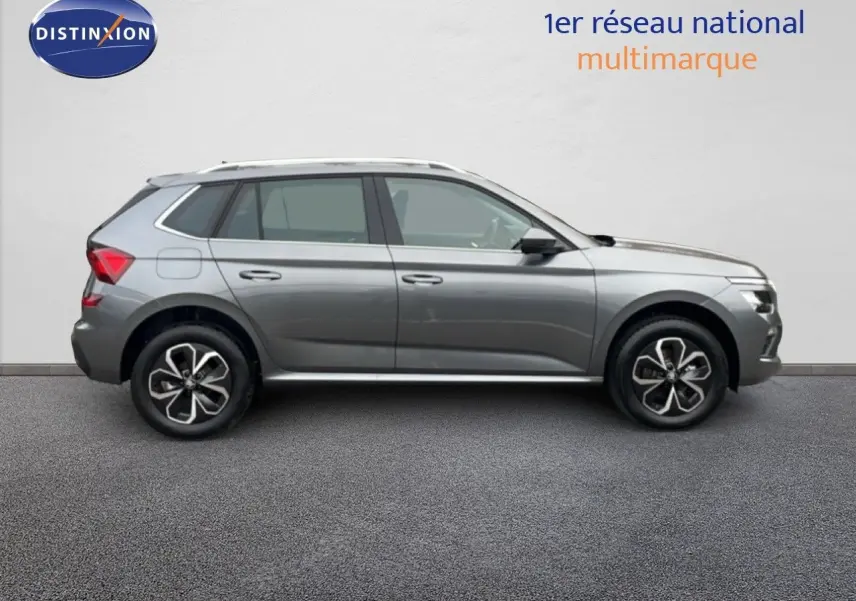 Profil côté droit d'un Skoda Kamiq gris graphite métal 2025 avec jantes bi-ton et lignes épurées.