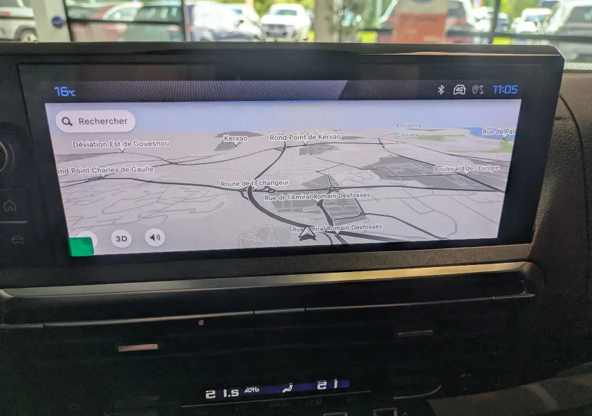 Écran tactile central du Peugeot Traveller 2026 affichant la navigation GPS avec carte en mode 3D, intérieur noir.