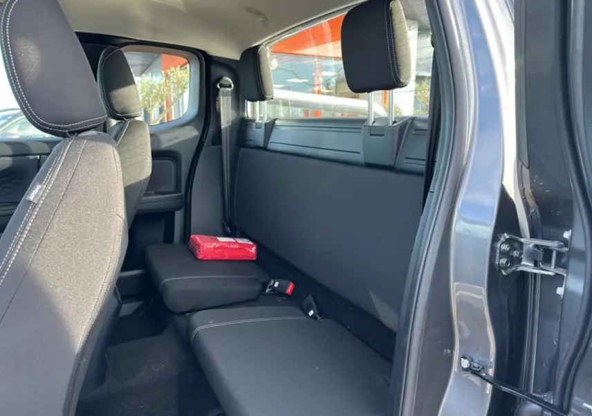 Vue intérieure côté droit du Ford Ranger gris carbone 2026, montrant la banquette arrière et le rideau coulissant.