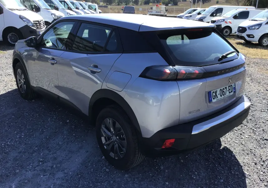 Vue 3/4 arrière droite d’un Peugeot 2008 gris Artense avec feux arrière noirs et jantes alliage foncé.