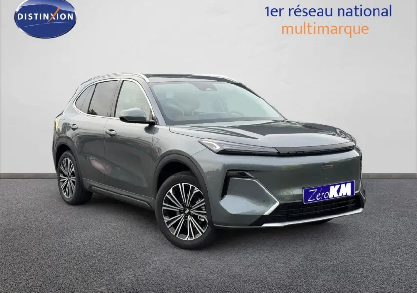 Vue 3/4 avant du SUV GEELY STARRAY 1.5 EM-i 262ch Max+ en Volcanic Grey Metallic avec jantes alu distinctives.