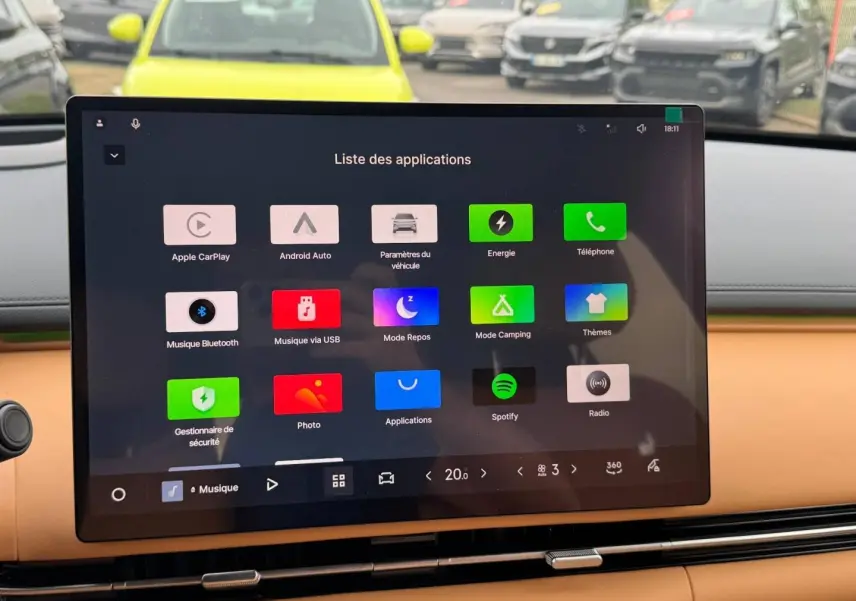 Écran tactile central affichant la liste d'applications dans l'habitacle beige d'une Geely STARRAY 1.5 EM-i.