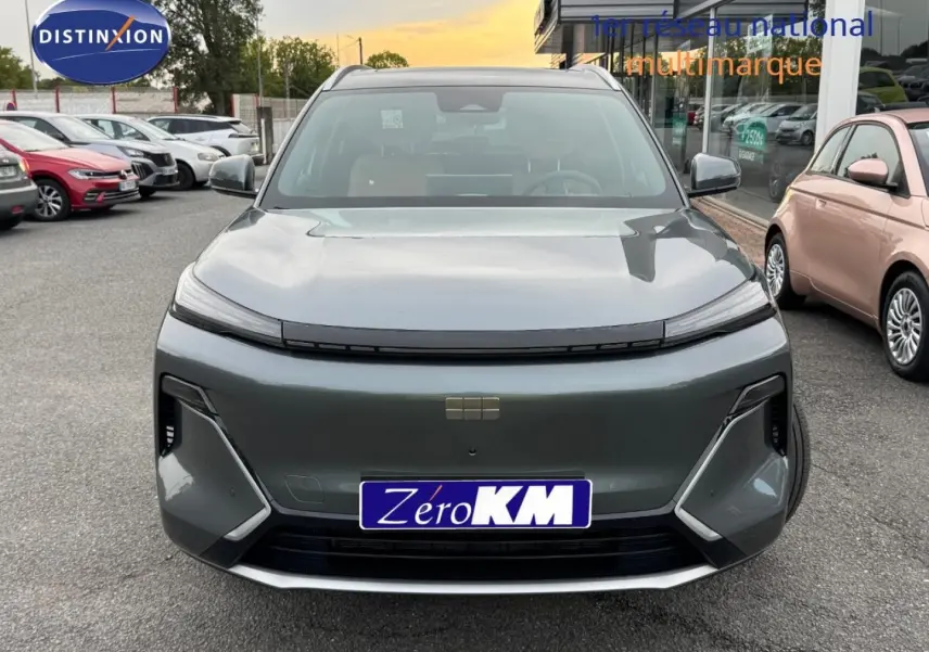 Vue frontale du Geely STARRAY 1.5 EM-i 262ch Max+ en Volcanic Grey Metallic, avec calandre lisse et phares LED fins.