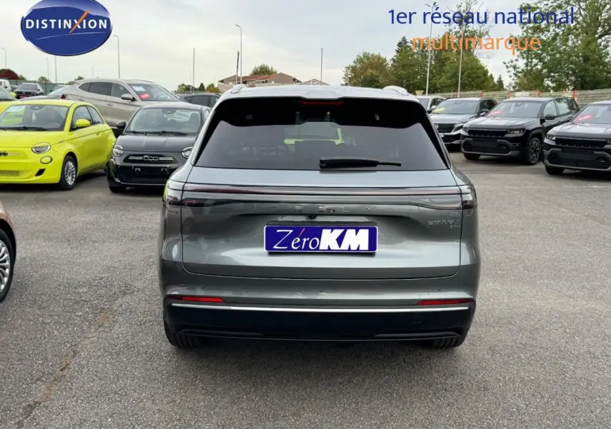 Vue arrière du SUV Geely STARRAY 1.5 EM-i 262ch Max+ en gris Volcanic Grey Metallic, avec feux arrière LED fins.