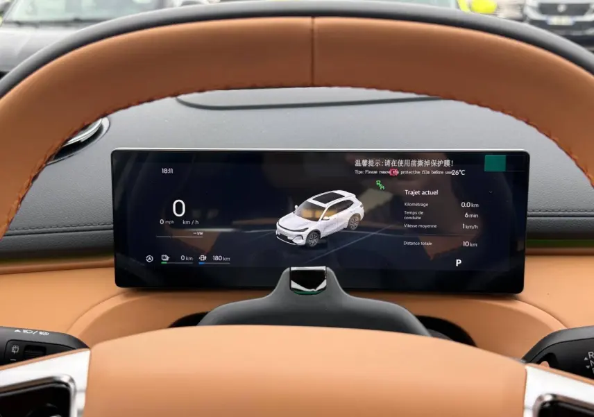 Vue rapprochée du tableau de bord du Geely STARRAY 1.5 EM-i avec écran numérique et volant cuir marron clair.