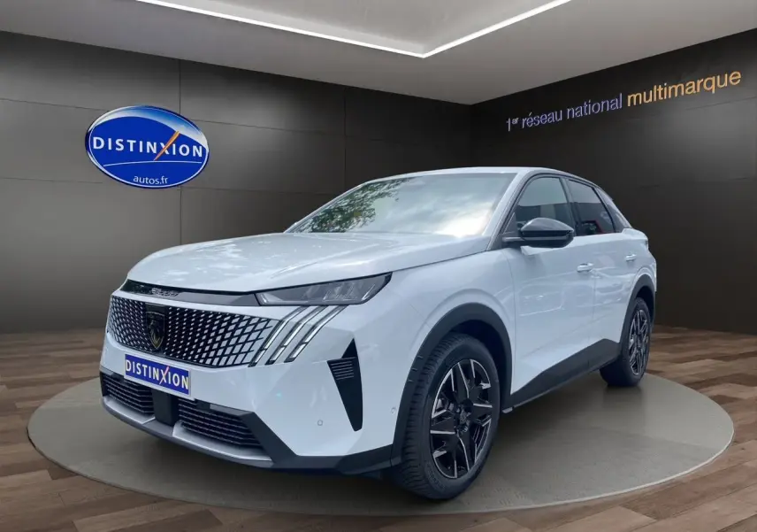 Peugeot 3008 blanc Okenite en 3/4 avant droit, avec calandre distinctive et jantes noires brillantes.