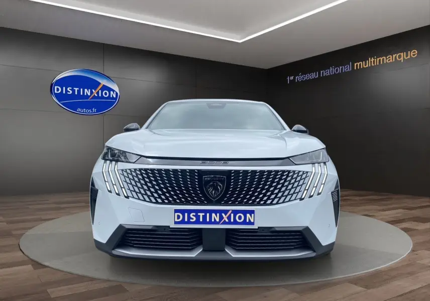 Vue frontale du Peugeot 3008 blanc Okenite 2024 avec calandre distinctive et feux LED en griffes.