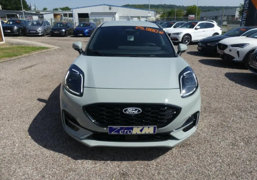 Vue frontale d'une Ford Puma gris métallisé 2025 avec calandre noire et phares LED distinctifs.