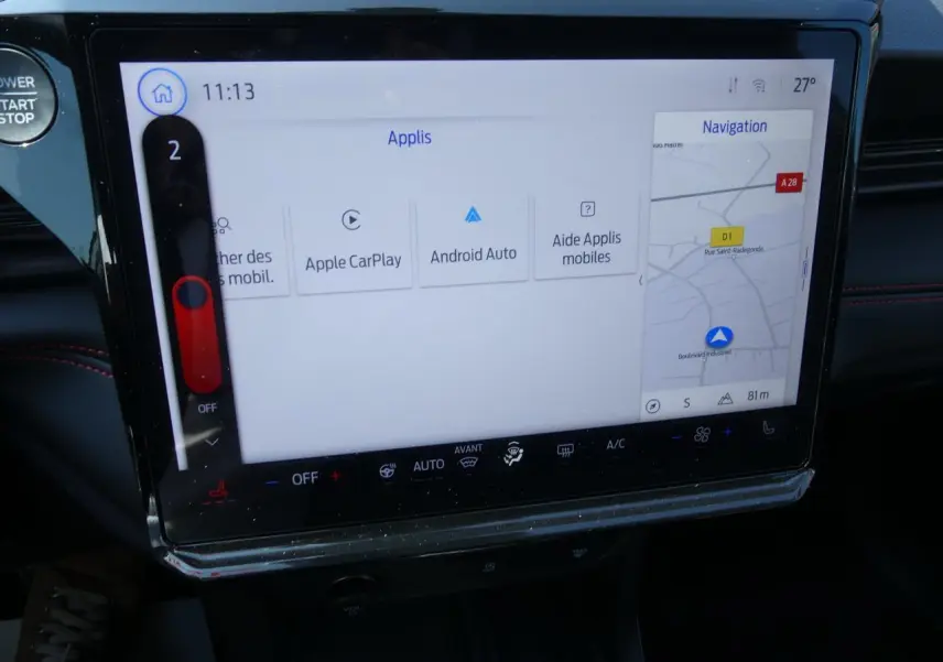Écran tactile central du Ford Puma 2025 montrant les applications Apple CarPlay et Android Auto avec navigation active.
