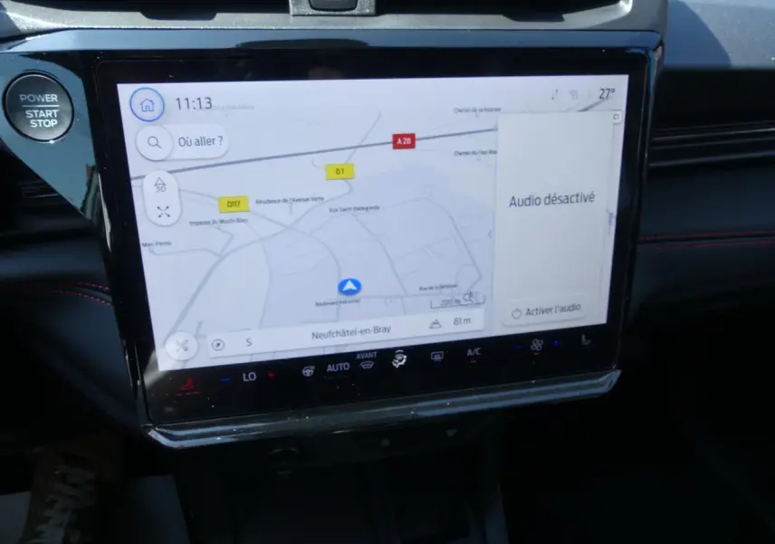 Écran tactile central du Ford Puma 2025 gris, affichant la navigation avec interface SYNC 4 et commandes climatisation.